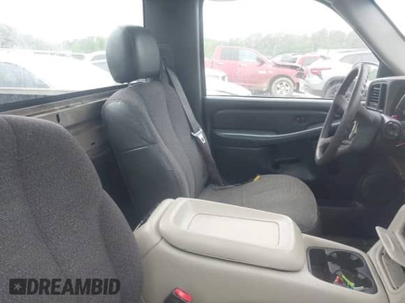 2000 Chevrolet Silverado 1500 z VIN 1GCEC14T7YZ313576, wystawiony jako IAAI lot #42131120 z przebiegiem 305 082 mil mil oraz . Historia ofert i sprzedaży dostępna na DreamBid. Obrazek 5.