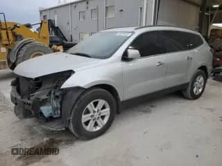 2013 Chevrolet Traverse LT z VIN 1GNKVGKD4DJ146718, wystawiony jako Copart lot #85925435 z przebiegiem 121 344 mil mil oraz Szkoda całkowita • Salvage title. Historia ofert i sprzedaży dostępna na DreamBid. Obrazek 1.