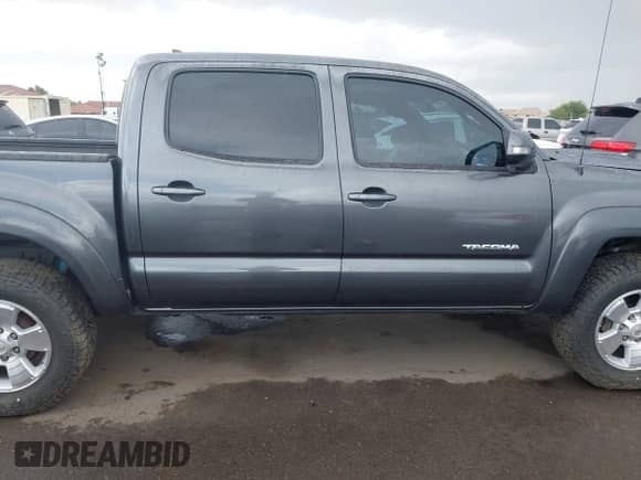 2015 Toyota Tacoma PreRunner z VIN 3TMJU4GN0FM185366, wystawiony jako IAAI lot #43316251 z przebiegiem 77 520 mil mil oraz . Historia ofert i sprzedaży dostępna na DreamBid. Obrazek 13.