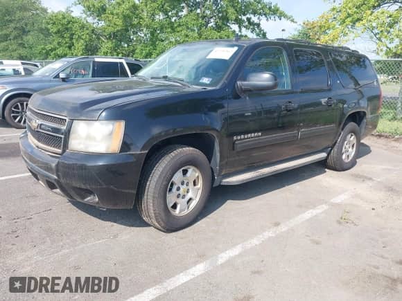 2010 Chevrolet Suburban LT z VIN 1GNUKJE32AR225710, wystawiony jako IAAI lot #42798462 z przebiegiem Nie podano mil oraz . Historia ofert i sprzedaży dostępna na DreamBid. Obrazek 2.