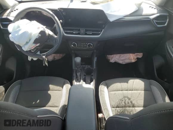 2025 Chevrolet TrailBlazer LS z VIN KL79MNSL1SB146492, wystawiony jako Copart lot #59632015 z przebiegiem 3 919 mil mil oraz Szkoda całkowita • Salvage title. Historia ofert i sprzedaży dostępna na DreamBid. Obrazek 8.