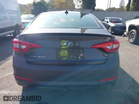 2015 Hyundai Sonata SE с VIN 5NPE24AF8FH127262, выставлен на аукционе IAAI как лот 43235413 с пробегом Не указан миль и . История ставок и продаж доступна на DreamBid. Изображение 16.