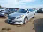 2016 Hyundai Sonata SE z VIN 5NPE24AF9GH400307, wystawiony jako IAAI lot #42379197 z przebiegiem 135 168 mil mil oraz . Historia ofert i sprzedaży dostępna na DreamBid. Obrazek 2.