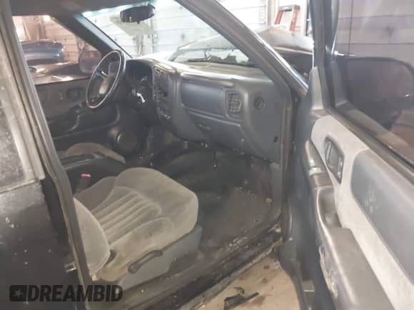 2002 Chevrolet S-10 LS z VIN 1GCCT19W328189054, wystawiony jako IAAI lot #41660988 z przebiegiem 217 256 mil mil oraz . Historia ofert i sprzedaży dostępna na DreamBid. Obrazek 5.