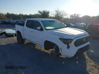 2024 Toyota Tacoma SR5 z VIN 3TMKB5FN9RM014265, wystawiony jako IAAI lot #41653742 z przebiegiem 4 772 mil mil oraz . Historia ofert i sprzedaży dostępna na DreamBid. Obrazek 1.