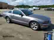 2007 Ford Mustang Deluxe z VIN 1ZVFT80N675302933, wystawiony jako Copart lot #80001295 z przebiegiem 240 096 mil mil oraz Szkoda całkowita • Salvage title. Historia ofert i sprzedaży dostępna na DreamBid. Obrazek 4.