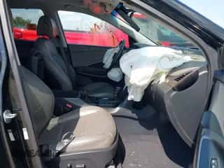 2017 Hyundai Santa Fe 2.4L z VIN 5XYZU3LB8HG447529, wystawiony jako IAAI lot #43347359 z przebiegiem 113 866 mil mil oraz . Historia ofert i sprzedaży dostępna na DreamBid. Obrazek 5.