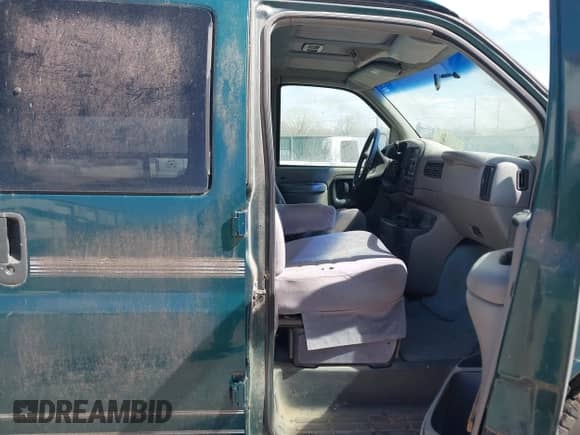 1998 Chevrolet Express Cargo YF7 z VIN 1GBFG15R2W1038615, wystawiony jako IAAI lot #41863919 z przebiegiem 254 288 mil mil oraz . Historia ofert i sprzedaży dostępna na DreamBid. Obrazek 5.