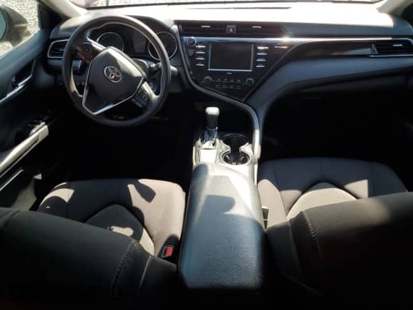 2020 Toyota Camry LE z VIN 4T1C11AKXLU910439, wystawiony jako Copart lot #69905845 z przebiegiem Nie podano mil oraz Szkoda całkowita • Salvage title. Historia ofert i sprzedaży dostępna na DreamBid. Obrazek 8.