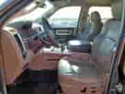 2012 Ram 1500 Laramie z VIN 1C6RD6NT8CS301035, wystawiony jako Copart lot #52176615 z przebiegiem 142 480 mil mil oraz Czysty tytuł • Clean title. Historia ofert i sprzedaży dostępna na DreamBid. Obrazek 7.