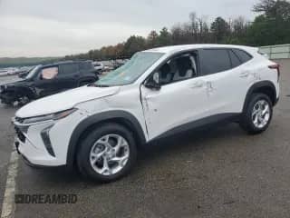 2025 Chevrolet Trax LS с VIN KL77LFEPXSC145981, выставлен на аукционе Copart как лот 62592335 с пробегом 2 689 миль миль и На запчасти • Non repairable. История ставок и продаж доступна на DreamBid. Изображение 1.
