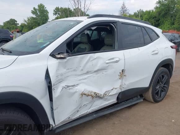 2024 Chevrolet Trax ACTIV z VIN KL77LKE23RC091995, wystawiony jako IAAI lot #42918199 z przebiegiem 24 328 mil mil oraz . Historia ofert i sprzedaży dostępna na DreamBid. Obrazek 6.