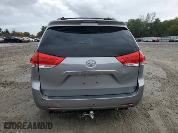 2011 Toyota Sienna LE z VIN 5TDKK3DC9BS047018, wystawiony jako Copart lot #82652505 z przebiegiem 151 351 mil mil oraz Czysty tytuł • Clean title. Historia ofert i sprzedaży dostępna na DreamBid. Obrazek 6.