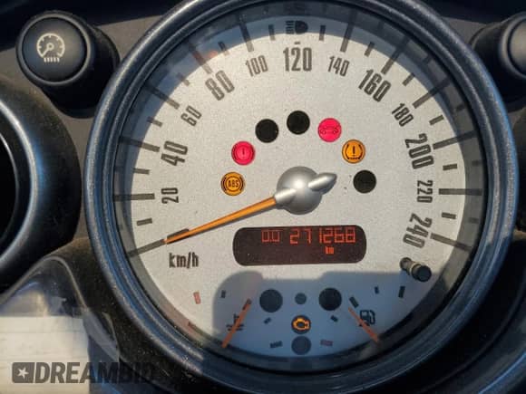 2005 MINI Hardtop with VIN WMWRC33425TC57990, listed as a Copart auction lot 86117205 with Not provided miles and Clean title. Bid and sale history available at DreamBid. Image 9.