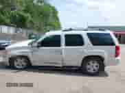 2009 Chevrolet Tahoe 2LT z VIN 1GNFK23069R286495, wystawiony jako IAAI lot #42383209 z przebiegiem 204 426 mil mil oraz . Historia ofert i sprzedaży dostępna na DreamBid. Obrazek 14.