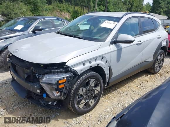 2024 Hyundai Kona SEL z VIN KM8HB3AB0RU063292, wystawiony jako IAAI lot #42818221 z przebiegiem 69 000 mil mil oraz . Historia ofert i sprzedaży dostępna na DreamBid. Obrazek 2.