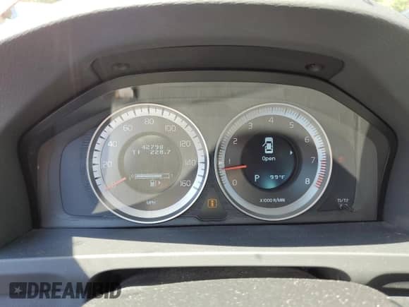 2013 Volvo S60 T6 R-Design Platinum с VIN YV1902FH0D2174865, выставлен на аукционе Copart как лот 65460525 с пробегом 42 798 миль миль и Списание • Salvage title. История ставок и продаж доступна на DreamBid. Изображение 9.