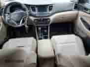 2018 Hyundai Tucson SEL z VIN KM8J33A40JU776794, wystawiony jako Copart lot #90364525 z przebiegiem 306 903 mil mil oraz Czysty tytuł • Clean title. Historia ofert i sprzedaży dostępna na DreamBid. Obrazek 8.