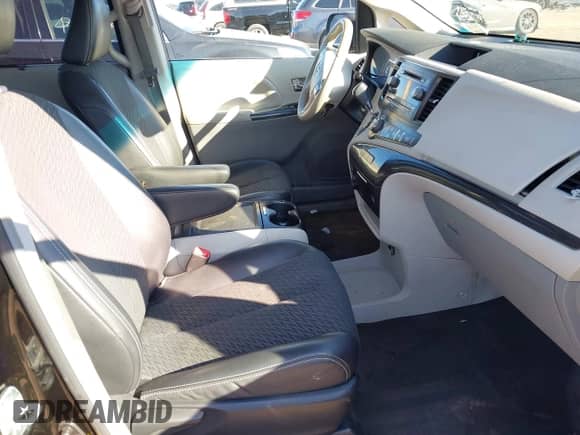 2013 Toyota Sienna SE z VIN 5TDXK3DC2DS302164, wystawiony jako IAAI lot #42792640 z przebiegiem 148 108 mil mil oraz . Historia ofert i sprzedaży dostępna na DreamBid. Obrazek 5.