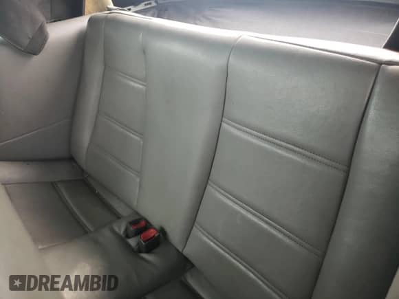 2001 Ford Mustang Deluxe z VIN 1FAFP44401F159664, wystawiony jako Copart lot #82158215 z przebiegiem 152 798 mil mil oraz Szkoda całkowita • Salvage title. Historia ofert i sprzedaży dostępna na DreamBid. Obrazek 10.