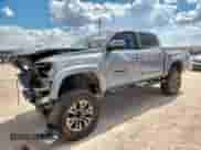 2020 Toyota Tacoma SR5 с VIN 5TFCZ5AN8LX222808, выставлен на аукционе Copart как лот 70812695 с пробегом 97 872 миль миль и Списание • Salvage title. История ставок и продаж доступна на DreamBid. Изображение 1.