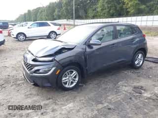 2023 Hyundai Kona SE с VIN KM8K2CAB3PU053438, выставлен на аукционе IAAI как лот 42996093 с пробегом 12 877 миль миль и . История ставок и продаж доступна на DreamBid. Изображение 2.