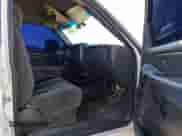 2005 Chevrolet Silverado 1500 Z71 z VIN 2GCEK13T551287925, wystawiony jako IAAI lot #43392727 z przebiegiem 275 768 mil mil oraz . Historia ofert i sprzedaży dostępna na DreamBid. Obrazek 5.