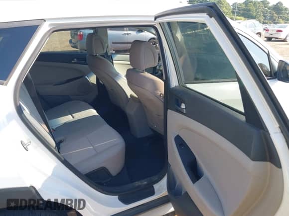 2017 Hyundai Tucson SE z VIN KM8J33A40HU478367, wystawiony jako IAAI lot #43218734 z przebiegiem 120 833 mil mil oraz . Historia ofert i sprzedaży dostępna na DreamBid. Obrazek 8.