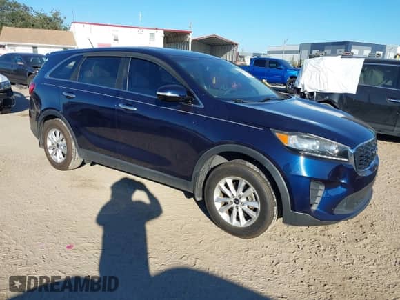 2020 Kia Sorento L с VIN 5XYPG4A36LG627763, выставлен на аукционе IAAI как лот 43307513 с пробегом 110 989 миль миль и . История ставок и продаж доступна на DreamBid. Изображение 1.