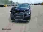 2018 Chrysler 300 Limited z VIN 2C3CCAKGXJH137775, wystawiony jako Copart lot #62379205 z przebiegiem Nie podano mil oraz Czysty tytuł • Clean title. Historia ofert i sprzedaży dostępna na DreamBid. Obrazek 13.
