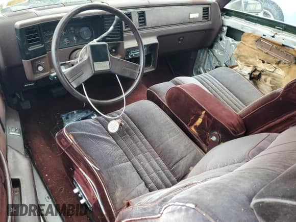 1986 Chevrolet Monte Carlo Sport SS z VIN 1G1GZ37H0GR172416, wystawiony jako Copart lot #52832965 z przebiegiem 53 644 mil mil oraz Czysty tytuł • Clean title. Historia ofert i sprzedaży dostępna na DreamBid. Obrazek 8.