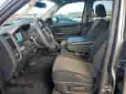 2012 Ram 1500 Express z VIN 1C6RD7KT2CS340908, wystawiony jako Copart lot #62418115 z przebiegiem 135 555 mil mil oraz Czysty tytuł • Clean title. Historia ofert i sprzedaży dostępna na DreamBid. Obrazek 7.