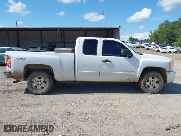 2012 Chevrolet Silverado 1500 LS z VIN 1GCRKREAXCZ307540, wystawiony jako IAAI lot #42354674 z przebiegiem 174 551 mil mil oraz . Historia ofert i sprzedaży dostępna na DreamBid. Obrazek 13.
