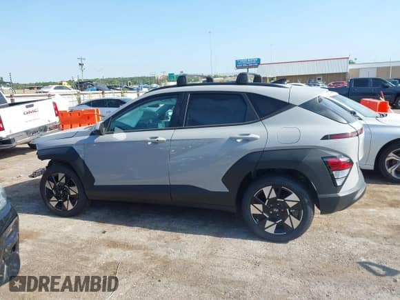 2025 Hyundai Kona SEL z VIN KM8HB3AB5SU273814, wystawiony jako IAAI lot #43008032 z przebiegiem 1 564 mil mil oraz . Historia ofert i sprzedaży dostępna na DreamBid. Obrazek 15.