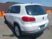 2017 Volkswagen Tiguan Wolfsburg Edition z VIN WVGRV7AX8HK019775, wystawiony jako IAAI lot #42571018 z przebiegiem 74 524 mil mil oraz . Historia ofert i sprzedaży dostępna na DreamBid. Obrazek 3.