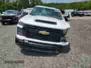 2024 Chevrolet Silverado 2500HD Work Truck z VIN 2GC4YLE76R1240298, wystawiony jako Copart lot #58204195 z przebiegiem 23 460 mil mil oraz Szkoda całkowita • Salvage title. Historia ofert i sprzedaży dostępna na DreamBid. Obrazek 5.