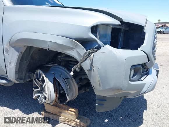 2020 Toyota Tacoma SR5 z VIN 3TMBZ5DN9LM027314, wystawiony jako IAAI lot #42258246 z przebiegiem 81 254 mil mil oraz . Historia ofert i sprzedaży dostępna na DreamBid. Obrazek 6.