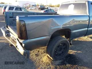 2006 Chevrolet Silverado 3500 SRW Wrk Trk z VIN 1GCHK33D96F267379, wystawiony jako IAAI lot #43457796 z przebiegiem 313 080 mil mil oraz . Historia ofert i sprzedaży dostępna na DreamBid. Obrazek 6.