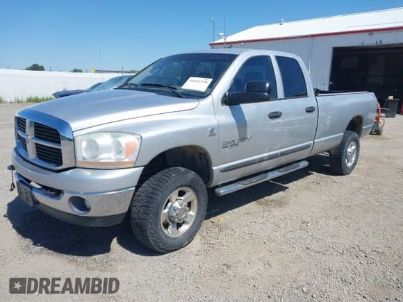 2006 Dodge 2500 ST z VIN 1D7KS28C26J223534, wystawiony jako IAAI lot #42642338 z przebiegiem 137 742 mil mil oraz . Historia ofert i sprzedaży dostępna na DreamBid. Obrazek 2.