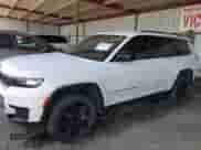 2023 Jeep Grand Cherokee Laredo z VIN 1C4RJJAG0P8835405, wystawiony jako IAAI lot #42558460 z przebiegiem 42 877 mil mil oraz . Historia ofert i sprzedaży dostępna na DreamBid. Obrazek 17.