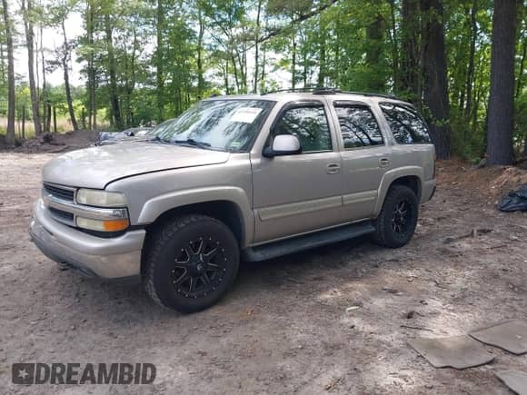 2005 Chevrolet Tahoe LS z VIN 1GNEK13T45J167997, wystawiony jako IAAI lot #42298160 z przebiegiem 142 981 mil mil oraz . Historia ofert i sprzedaży dostępna na DreamBid. Obrazek 2.