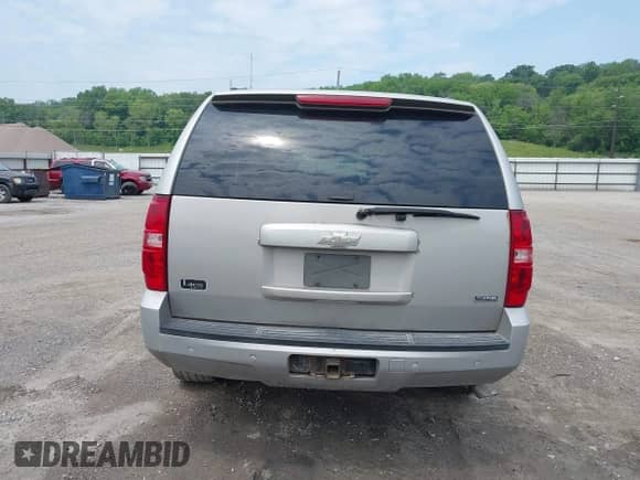 2007 Chevrolet Suburban LTZ z VIN 1GNFK16327J329256, wystawiony jako IAAI lot #42406004 z przebiegiem 281 627 mil mil oraz . Historia ofert i sprzedaży dostępna na DreamBid. Obrazek 17.