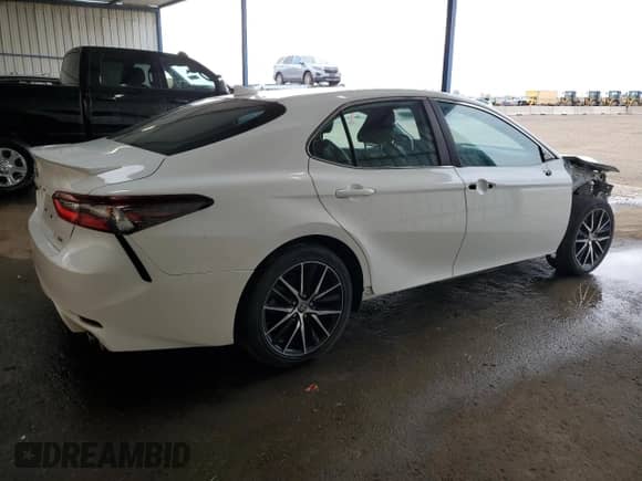 2021 Toyota Camry SE z VIN 4T1G11AK5MU427783, wystawiony jako Copart lot #84428125 z przebiegiem 72 177 mil mil oraz Czysty tytuł • Clean title. Historia ofert i sprzedaży dostępna na DreamBid. Obrazek 3.