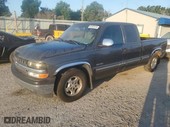 2000 Chevrolet Silverado 1500 LS z VIN 1GCEC19T1YZ370476, wystawiony jako Copart lot #62553415 z przebiegiem 164 786 mil mil oraz Szkoda całkowita • Salvage title. Historia ofert i sprzedaży dostępna na DreamBid. Obrazek 1.