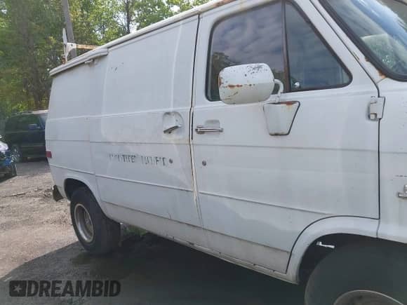 1985 Chevrolet Chevy Van with VIN 1GCEG25H2F7165561, listed as a IAAI auction lot 42177088 with Not provided miles and . Bid and sale history available at DreamBid. Image 13.