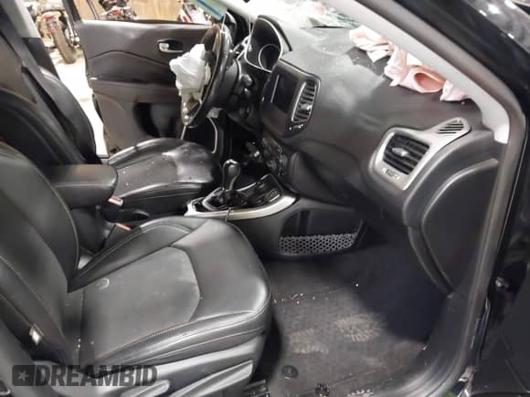 2019 Jeep Compass Latitude z VIN 3C4NJDBB9KT690507, wystawiony jako IAAI lot #43303949 z przebiegiem 90 006 mil mil oraz . Historia ofert i sprzedaży dostępna na DreamBid. Obrazek 5.