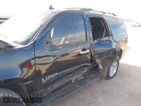 2007 Chevrolet Tahoe LT z VIN 1GNFC13047R406069, wystawiony jako IAAI lot #43315118 z przebiegiem 196 957 mil mil oraz . Historia ofert i sprzedaży dostępna na DreamBid. Obrazek 6.