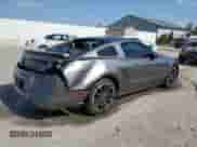 2013 Ford Mustang GT Premium z VIN 1ZVBP8CF4D5268350, wystawiony jako Copart lot #83868615 z przebiegiem 108 706 mil mil oraz Szkoda całkowita • Salvage title. Historia ofert i sprzedaży dostępna na DreamBid. Obrazek 3.