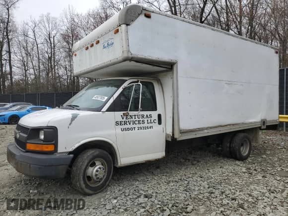 2005 Chevrolet Express Commercial DRW C7L with VIN 1GBJG31U251204341, listed as a Copart auction lot 48927935 with 220,497 mi miles and Salvage title. Bid and sale history available at DreamBid. Image 1.