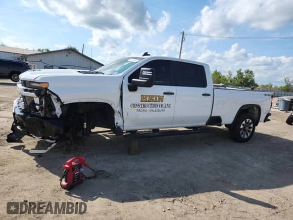 2024 Chevrolet Silverado 2500HD Custom с VIN 1GC4YME77RF231625, выставлен на аукционе Copart как лот 69311755 с пробегом 61 611 миль миль и Списание • Salvage title. История ставок и продаж доступна на DreamBid. Изображение 1.
